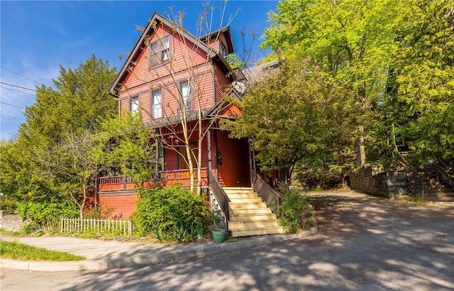 view of front of property featuring aphalt driveway and covered porch