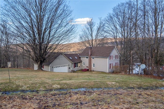 view of front of house featuring a front yard and a garage