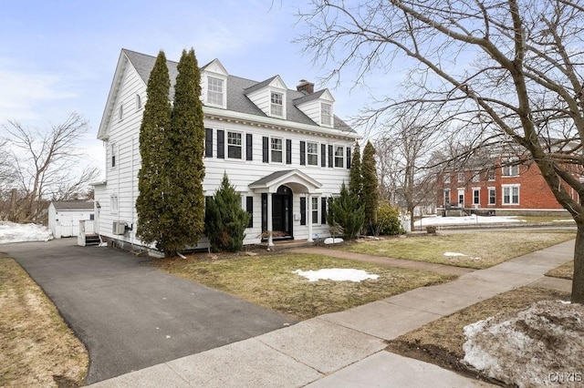 view of front of house featuring entry steps and a front lawn