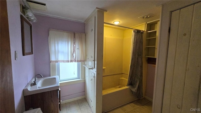 bathroom featuring visible vents, baseboards, shower / tub combo with curtain, and vanity