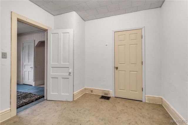 spare room with baseboards and carpet