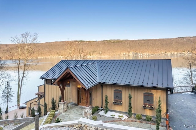 view of front facade featuring metal roof and a standing seam roof