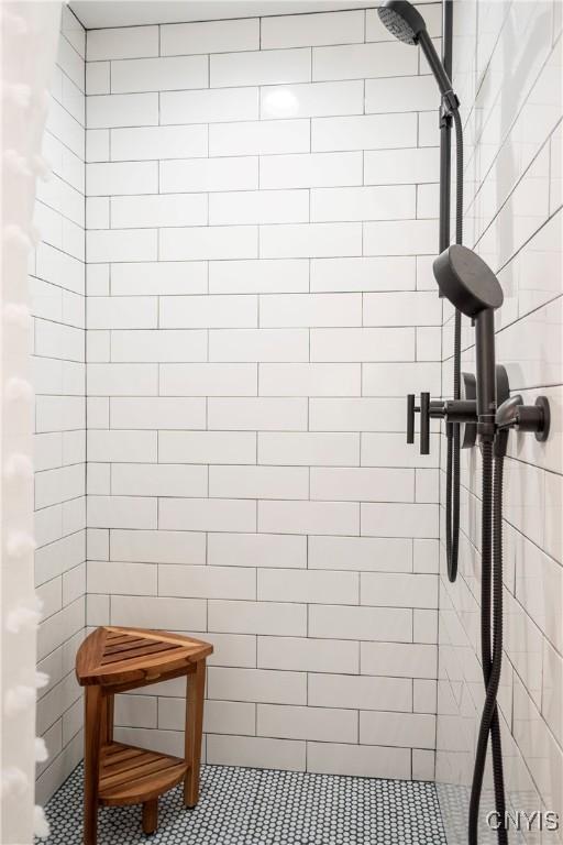 bathroom featuring a tile shower