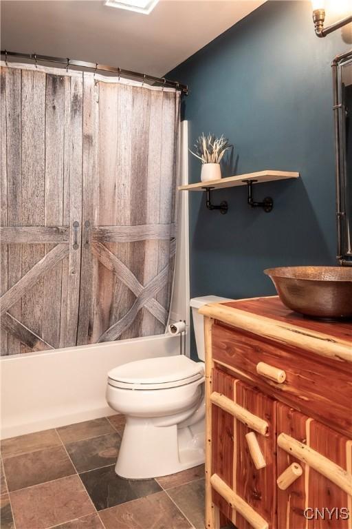 full bath featuring vanity, toilet, and shower / bath combo with shower curtain