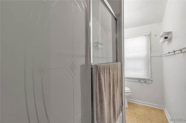 full bath featuring baseboards, toilet, and a shower stall