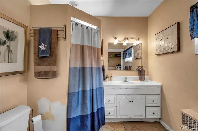 bathroom featuring vanity, a shower with curtain, visible vents, baseboards, and toilet