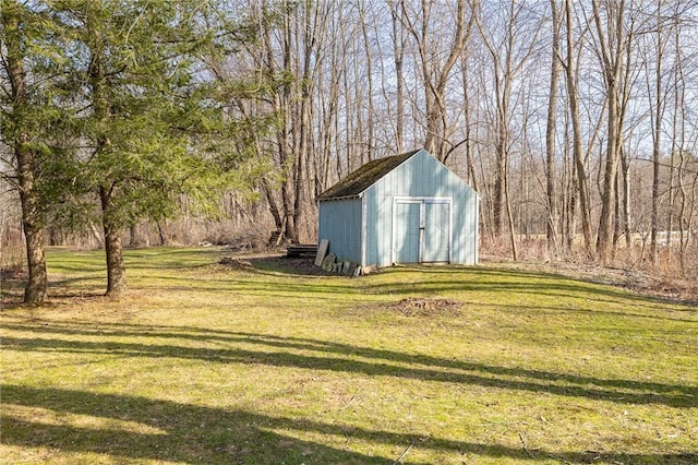 view of yard featuring an outbuilding and a shed