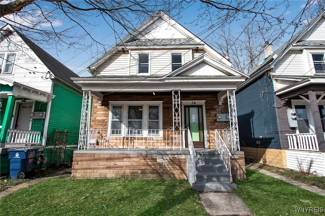 view of front of property featuring a front yard and covered porch