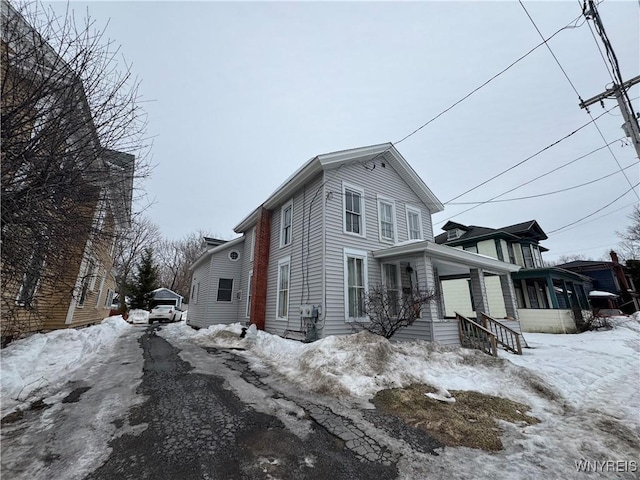 view of front of home featuring driveway