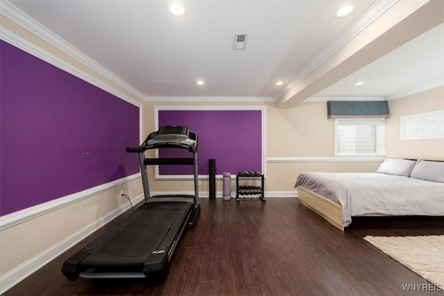 bedroom featuring visible vents, wood finished floors, recessed lighting, crown molding, and baseboards