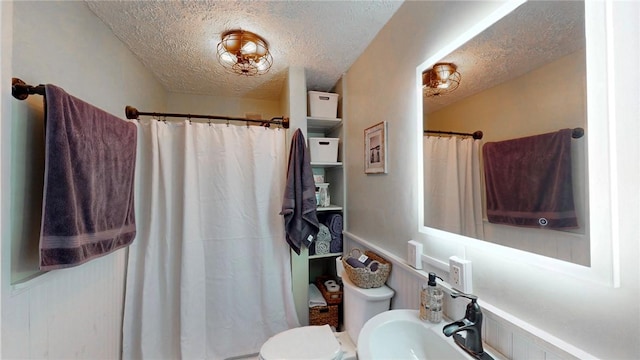 full bath with a textured ceiling, curtained shower, and toilet