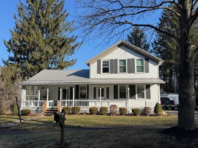 view of front facade with a porch and a front lawn