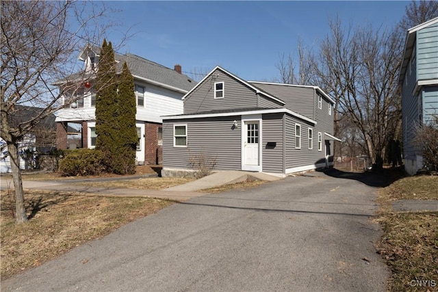 view of front of house featuring driveway