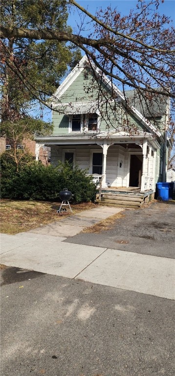 view of front of property featuring covered porch and driveway