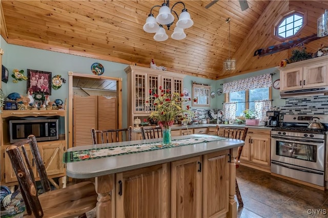 kitchen with a kitchen breakfast bar, tasteful backsplash, stainless steel appliances, an inviting chandelier, and wooden ceiling