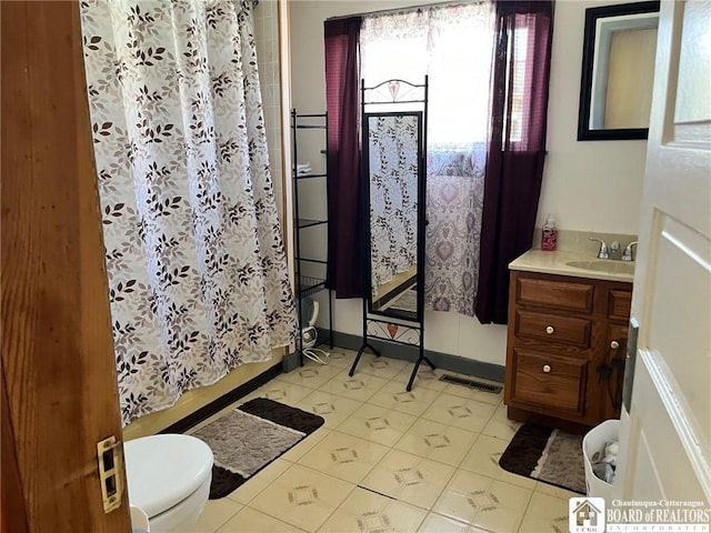 full bathroom with visible vents, toilet, vanity, and shower / bath combo