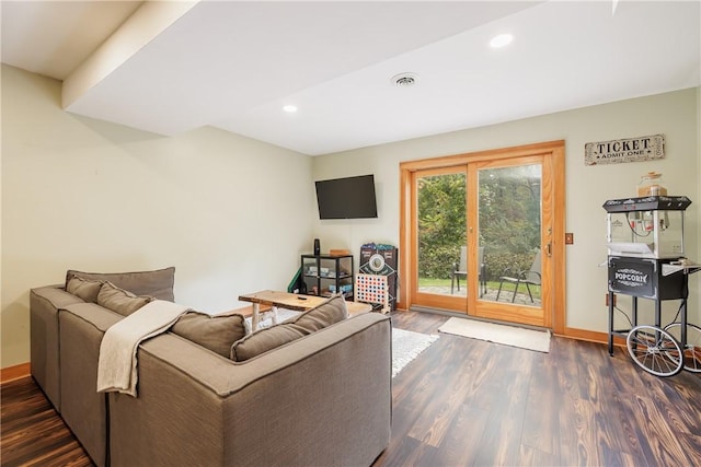 living room featuring recessed lighting, visible vents, baseboards, and dark wood-style floors