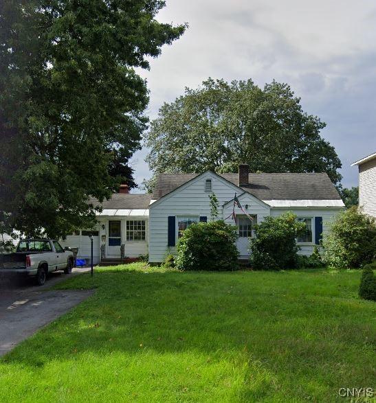 view of front of home featuring a front lawn