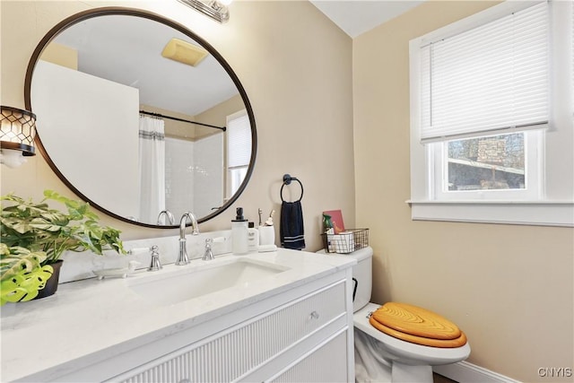 full bath featuring a shower with curtain, toilet, and vanity