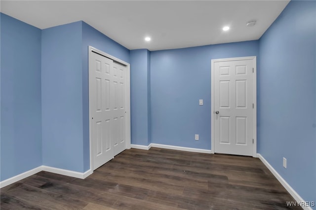 spare room featuring recessed lighting, baseboards, and dark wood-style flooring