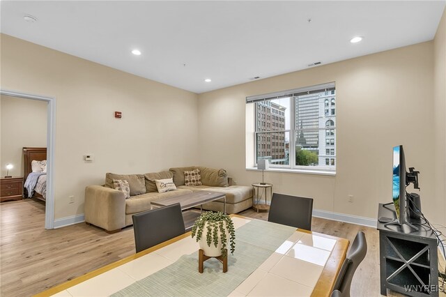 living area featuring light wood-style flooring, recessed lighting, visible vents, and baseboards
