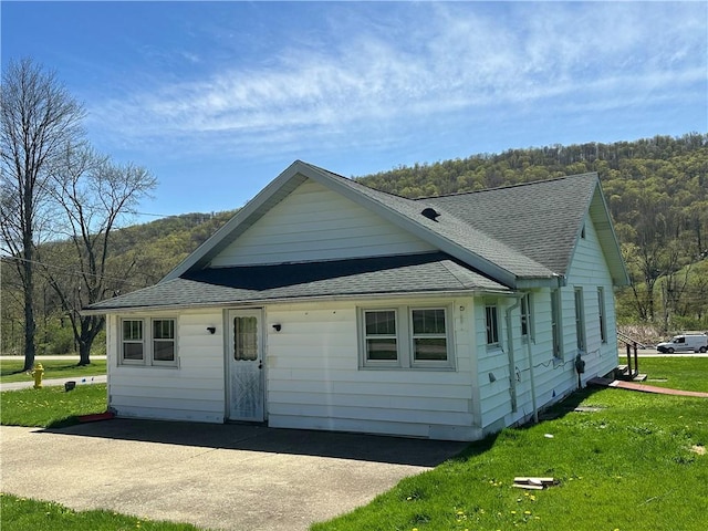 7 Hedgehog Ln, Bradford-Town, PA 16701 - view of front of property with a shingled roof and a front lawn