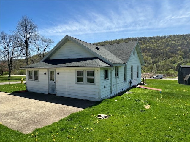 7 Hedgehog Ln, Bradford-Town, PA 16701 - view of front of house with a shingled roof and a front lawn