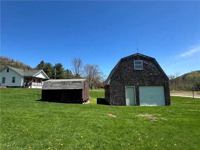 7 Hedgehog Ln, Bradford-Town, PA 16701 - view of grassy yard featuring an outdoor structure, a garage, and a storage shed
