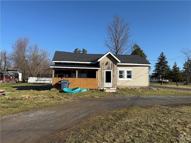 3013 Seneca, Lenox, NY 13032 - view of front facade with a front yard and a shingled roof