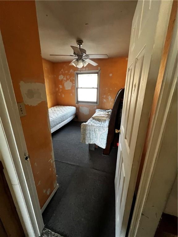 bedroom featuring a ceiling fan