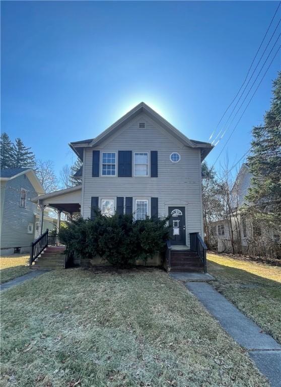 view of front of home featuring a front lawn