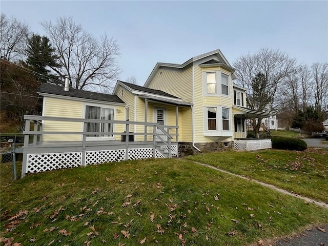 view of front of house featuring a front yard