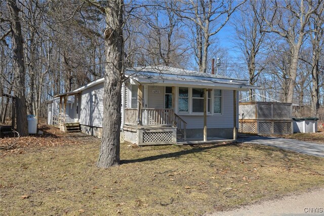 manufactured / mobile home with driveway