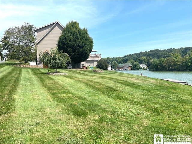 view of yard featuring a water view