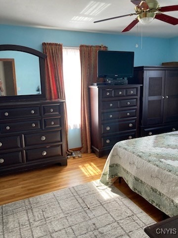 bedroom featuring light wood-style flooring and a ceiling fan
