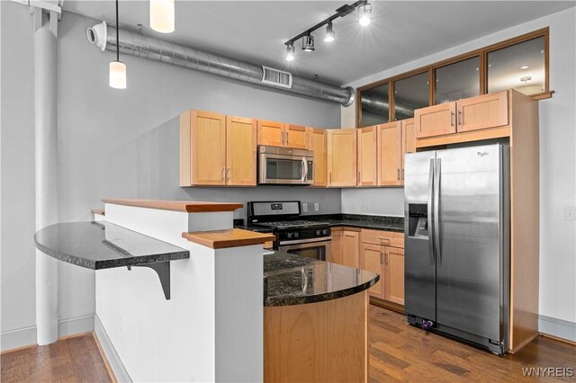 149 Swan Unit 404, Buffalo, NY 14203 - kitchen featuring visible vents, a peninsula, stainless steel appliances, dark wood-style floors, and light brown cabinetry