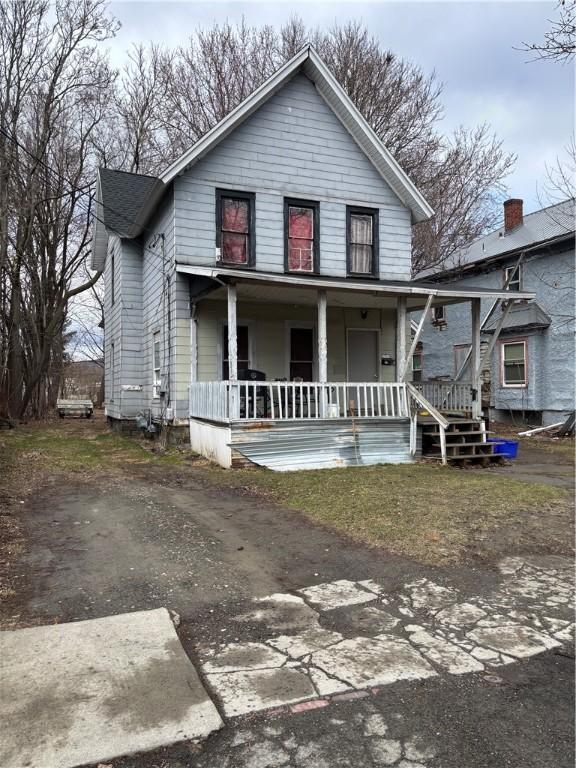 view of front of home featuring driveway and a porch