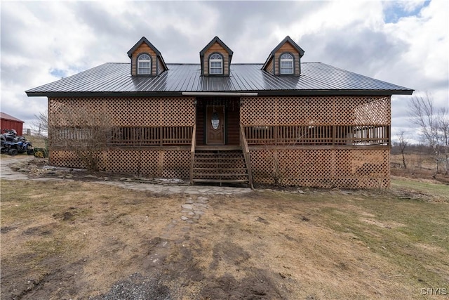 view of front facade featuring metal roof