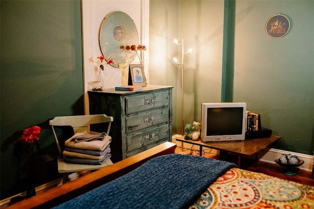 living area featuring baseboards