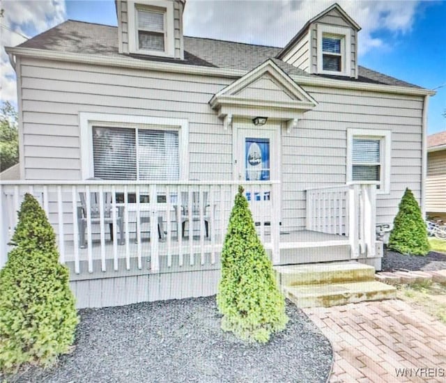 view of front of property featuring a porch