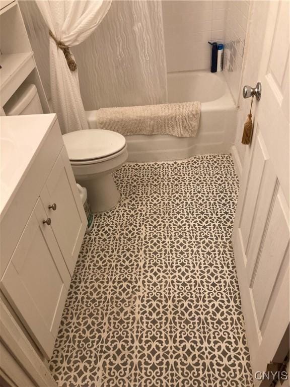 full bathroom featuring toilet, vanity, and shower / bath combo with shower curtain