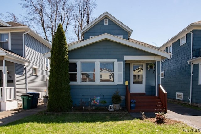 bungalow featuring a front lawn