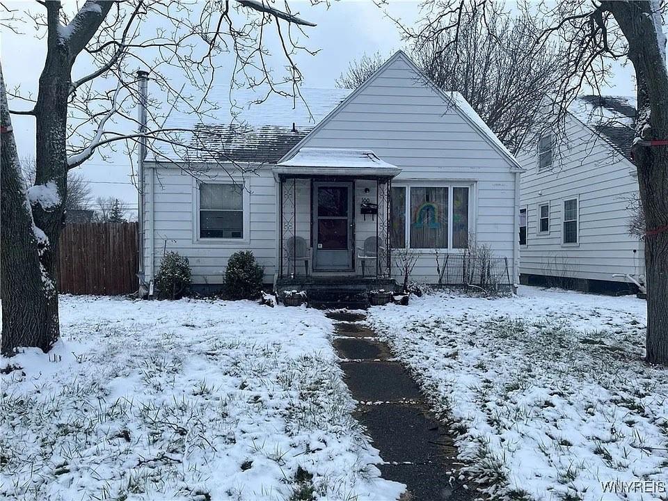 bungalow-style house featuring fence