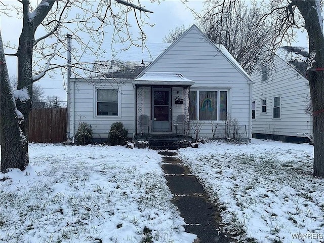 bungalow-style house featuring fence