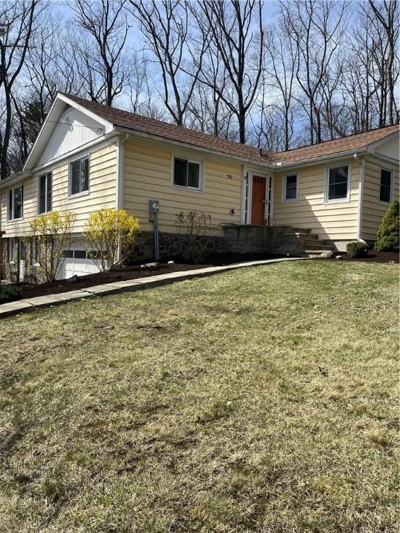 single story home featuring a front yard