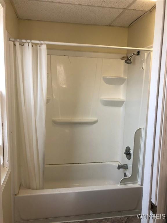 202 Thompson St, Buffalo, NY 14207 - bathroom featuring shower / bathtub combination with curtain