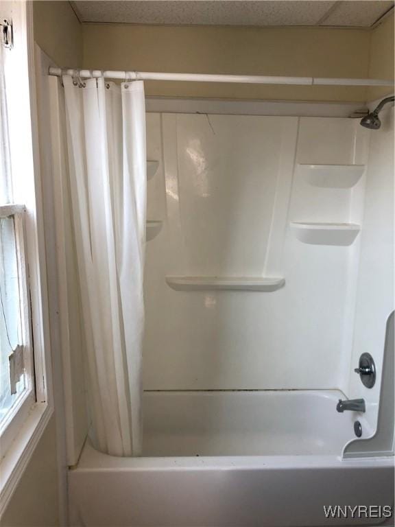 202 Thompson St, Buffalo, NY 14207 - full bath featuring shower / tub combo