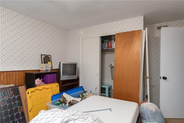 31 Briarcliff Dr, Horseheads, NY 14845 - bedroom with wallpapered walls, visible vents, and a closet