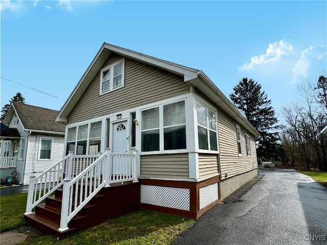 bungalow-style house featuring driveway