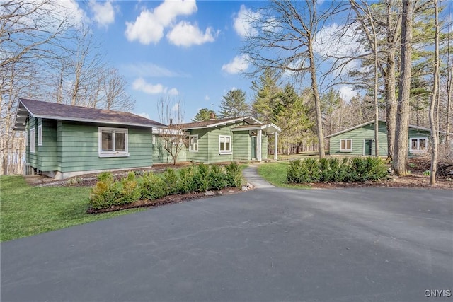 3158 W Lake Rd, Cazenovia, NY 13035 - view of front facade featuring aphalt driveway
